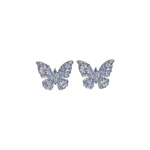Orecchini a lobo a farfalla in zircone scintillante con ago d'argento dall'aspetto elegante.