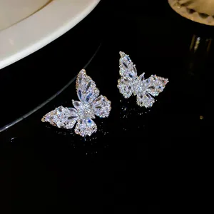 Primo piano di scintillanti orecchini a farfalla con pietre di zircone con taglio marquise