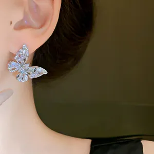 Dettaglio di un orecchino a farfalla in argento con scintillanti pietre di zirconia
