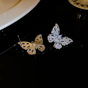 Vista dettagliata degli orecchini a farfalla in zirconia, brillantezza e struttura