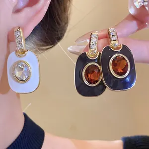 Elegante klassische ovale Emaille-Ohrringe mit Kristallen und Vergoldung für Damen.