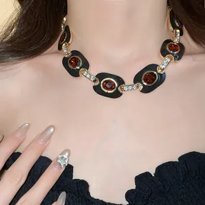 Elegante Nahaufnahme einer Vintage-Halskette mit Strasssteinen und schwarzer Emaille