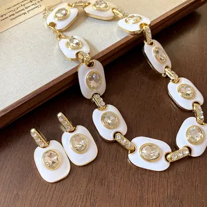 Detailansicht eines vintage Halsketten-Sets mit weißer Emaille und Kristallen