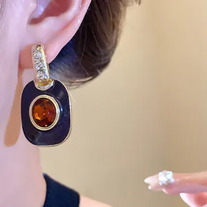 Vintage Emaille-Ohrring in Ovalform mit bernsteinfarbenem Stein und Strasssteinen