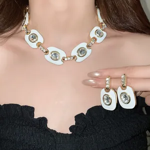Detailansicht eines Vintage-Emaille-Halsketten-Sets mit ovalen Gliedern und Kristallen
