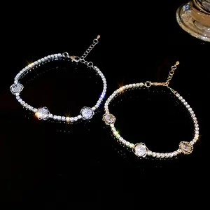 Détail rapproché de bracelets en strass argent et or avec breloques fleurs évidées