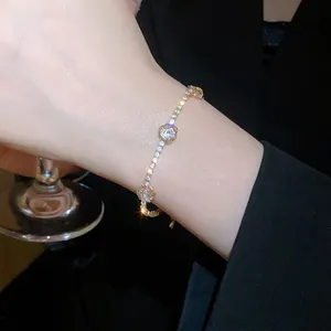 Vue macro détaillée d'un bracelet fleur en zircon scintillant en finition dorée