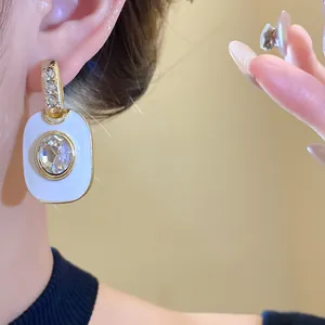 Nahaufnahme von ovalen Emaille-Ohrringen im Vintage-Stil mit glänzenden Zirkonia