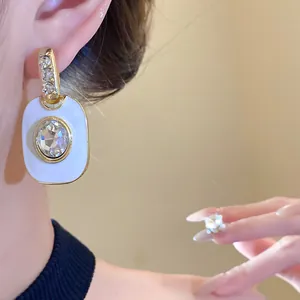 Detailansicht der ovalen Vintage-Ohrringe aus Emaille mit Kristall-Strass-Akzenten
