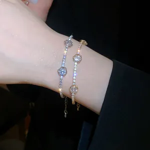 Gros plan élégant de bracelets à fleurs ajourées avec zircons étincelants en or et en argent