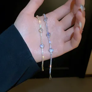 Vue détaillée de bracelets élégants avec fleurs en zircon, finitions or et argenté