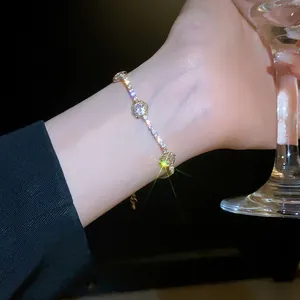 Gros plan d'un bracelet ajouré à fleurs en zircon porté au poignet pour un look élégant