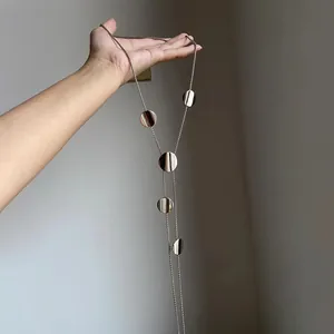 Collana con Pendente a Nappina a Disco Rotondo in Lega Argento Per Donna Gioielli di Moda a Catena Lunga Geometrica Moderna