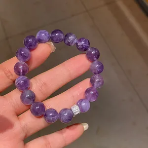 Vista dettagliata del bracciale con perline di ametista viola e charm in zirconi