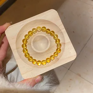Elegante bracciale di perle di cristallo giallo traslucido su vassoio in legno donna