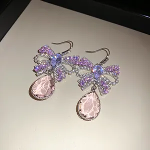 Detailansicht der rosa Zirkonia Schmetterling Ohrringe mit eleganten Tropfenkristallanhängern