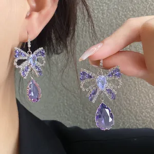 Detailaufnahme der violetten Zirkon Schmetterling Ohrringe mit Wassertropfenkristall
