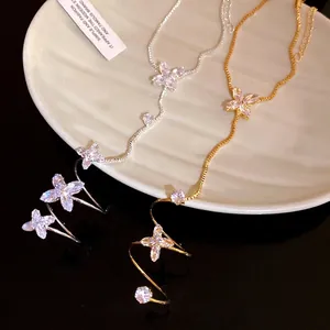 Elegante bracciale ad anello integrato con fiori di zircone per donna in oro e argento