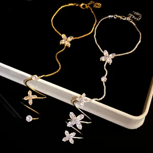 Dettaglio dei bracciali con anello a fiore in zircone oro e argento in stile vintage