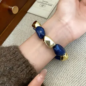 Bracciale elastico vintage con grosse perle blu glitterate e pepite metalliche dorate
