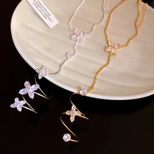 Vista dettagliata di un elegante bracciale anello con fiori in zircone oro e argento.