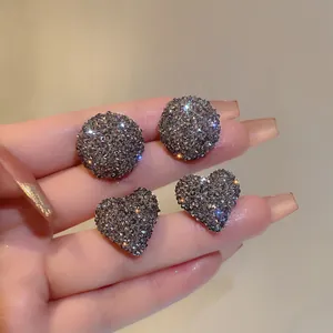 Eleganti Orecchini a Bottone in Lega con Strass Grigi e Perno in Argento Cuore Tondo Gioielli Scintillanti da Donna