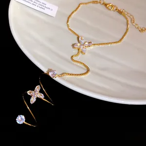 Dettaglio di un bracciale con anello dorato vintage con fiori in zircone.