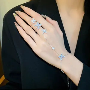 Dettaglio del bracciale ad anello a fiore integrato in argento con zirconi brillanti