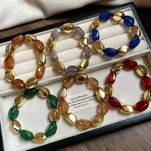 Collezione di braccialetti elastici vintage in acrilico in colori vivaci in un portagioie