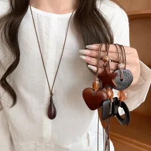 Collier Pendentif Étoile Cœur en Résine Vintage pour Femmes Longue Chaîne de Pull Rétro Style Maillard Bijoux Faits à la Main