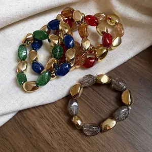 Set di braccialetti elastici retrò in acrilico con perle glitterate e accenti metallici oro