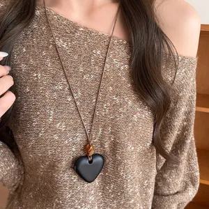 Sautoir rétro de style Maillard doté d'un pendentif en forme de cœur noir mat élégant