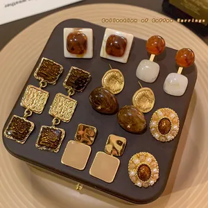 Boucles d'Oreilles en Alliage de Résine Café Style Vintage Hong Kong pour Femmes Élégantes Boucles d'Oreilles Géométriques en Perles Artificielles et Strass