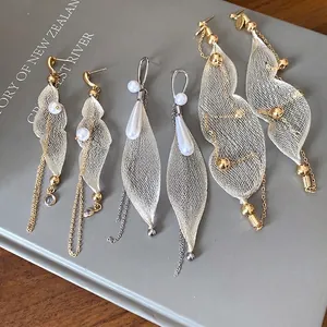 Eleganti Orecchini a Pendente Lungo con Nappina in Rame e Rete con Perno in Argento Sterling 925 Perla Artificiale Strass