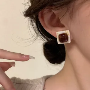 Élégantes boucles d'oreilles carrées en résine marron pour femmes, style rétro chic