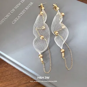 Eleganti orecchini pendenti a nappa in rete con perle dorate per donne design moderno