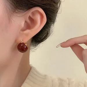 Élégantes boucles d'oreilles vintage marron brillant en forme de demi-sphère pour femmes.