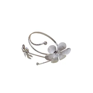 Elegante bracciale rigido da braccio argento con motivo floreale e dettagli in strass