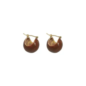 Boucles d'oreilles créoles marron brillant de style rétro avec un design épuré chic