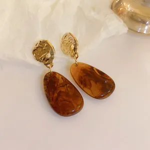 Vintage gold and amber marbled resin teardrop earrings for a classic Maillard look.