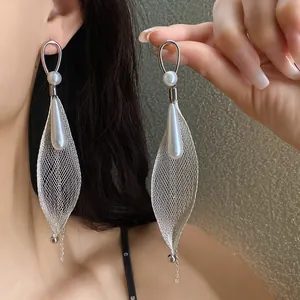 Eleganti orecchini a nappa in maglia d'argento con perle, vista ravvicinata dei dettagli