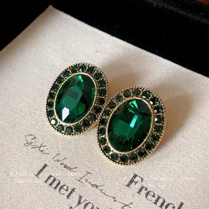 Vintage grüne Kristall-Ohrstecker in ovaler Goldfassung für einen luxuriösen Look