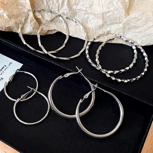 Orecchini a Cerchio Rotondi Geometrici per Donna Lega Minimalista Moda Con Perno in Argento Gioielli di Nicchia