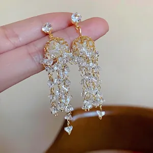 Eleganti orecchini a nappa in zircone placcato oro con dettagli in frangia cristallo