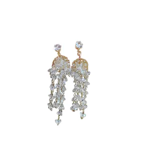 Eleganti orecchini a nappa in zircone placcato oro con pendenti di cristallo.
