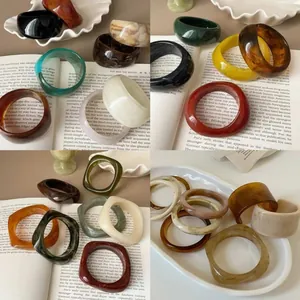 Colección de brazaletes acrílicos minimalistas en carey y varios colores sólidos