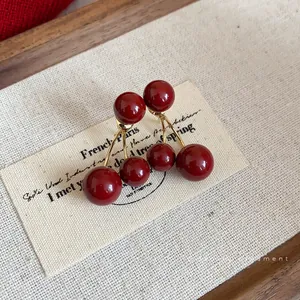 Pendientes de cereza rojo Ancora retro con acabado dorado en tarjeta