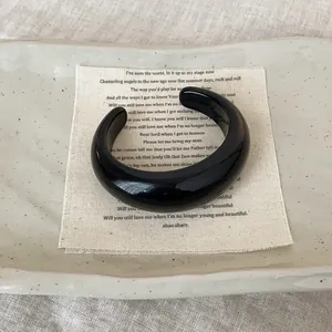 Brazalete abierto de resina negra irregular para mujer, estilo minimalista retro