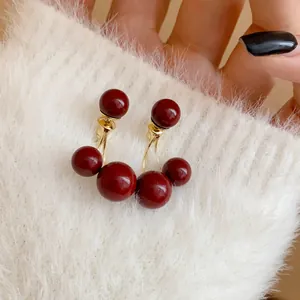 Primer plano detallado de los pendientes de cereza rojo Ankora con esferas brillantes