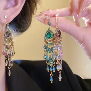 Detailansicht von Vintage-Hofstil-Quastenohrringen mit glitzernden Strasssteinen in Tropfenform.